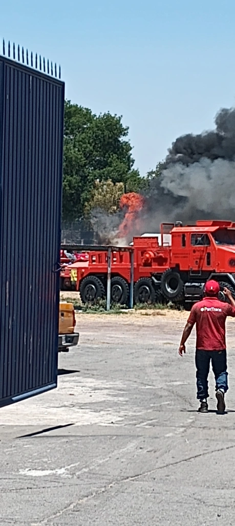 En Texcoco Edoméx. Sofocan incendio de llantas en la zona del Batán