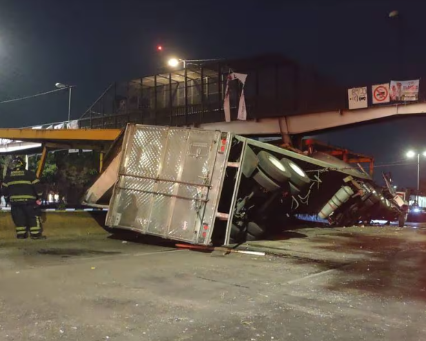 Caos por Tráiler accidentado por invadir Vías del Metro en Oceanía y Aragón en la CDMX