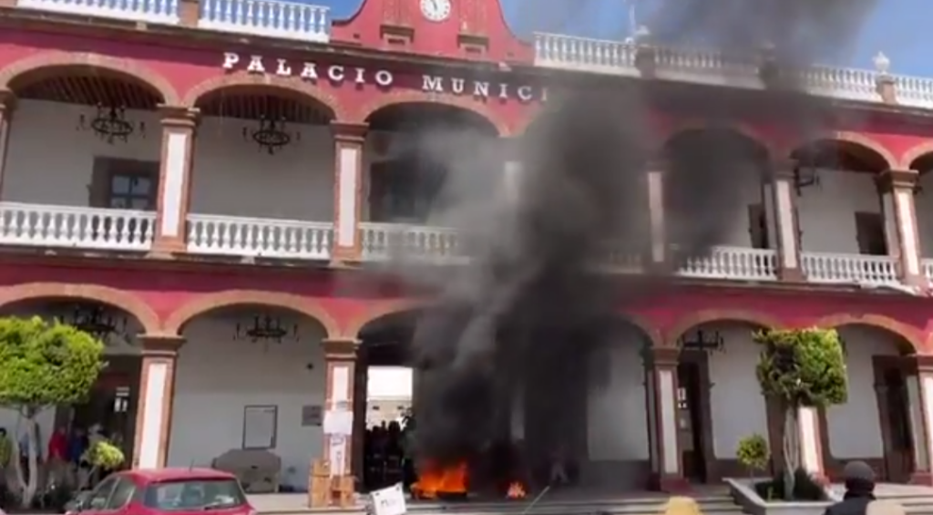 Prenden llanta Vecinos de Otumba Edoméx, frente a alcaldía para exigir se sofoquen incendios