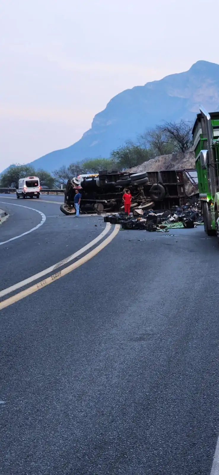 Camión Torton Vuelca Cargado de limones en Miahuatlán Puebla, un herido