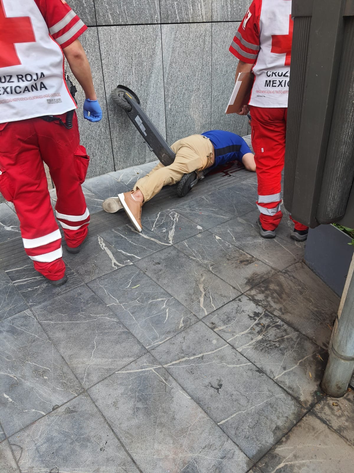 Reportan caída de sujeto dedicado a mantenimiento en zona de Anzures