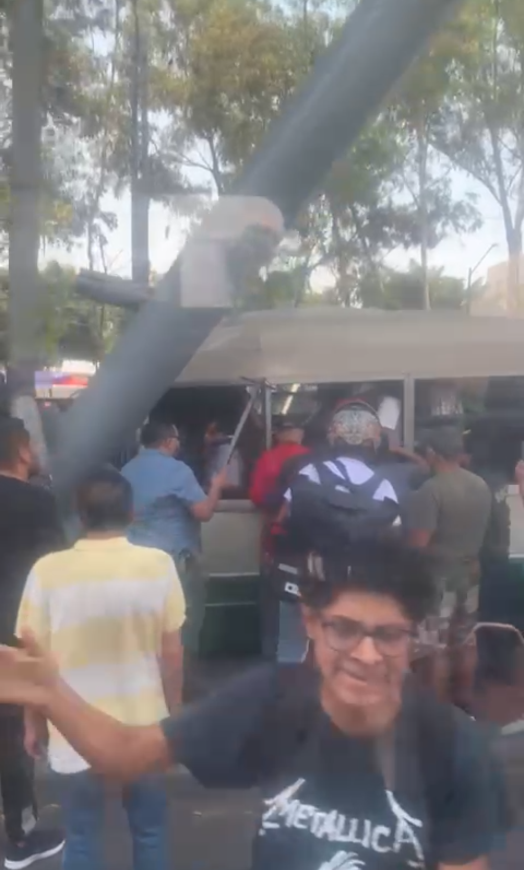 9 Personas resultaron lesionadas tras Chocar Microbús contra Muro del Metro en Tláhuac