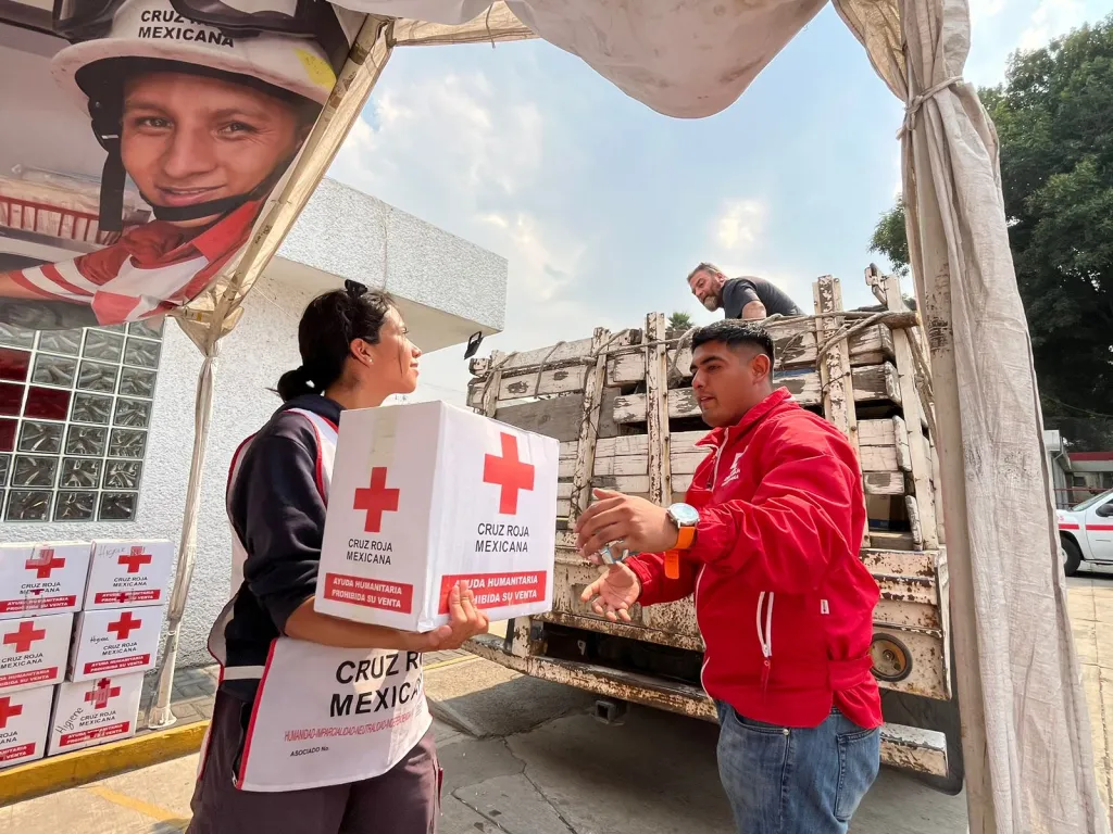 La Cruz Roja Mexicana apoyo con víveres a quienes combaten en Tejupilco incendios forestales