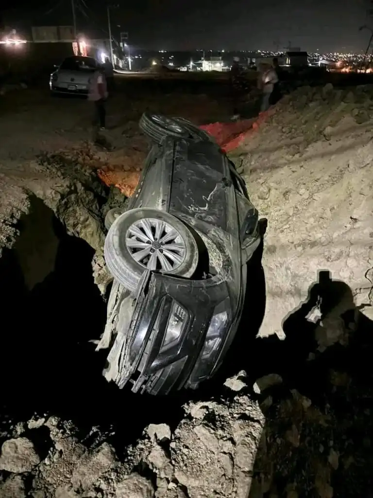 En Ixtapaluca Edoméx, Cae Auto en Zanja