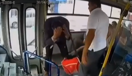 En Zinacantepec Edoméx, Chofer de un transporte público defendió a una mujer de un acosador