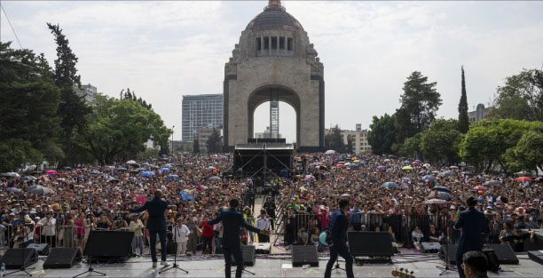 “Gran baile por el día de las madres 2024” reúne a 12 mil personas en el monumento a la revolución
