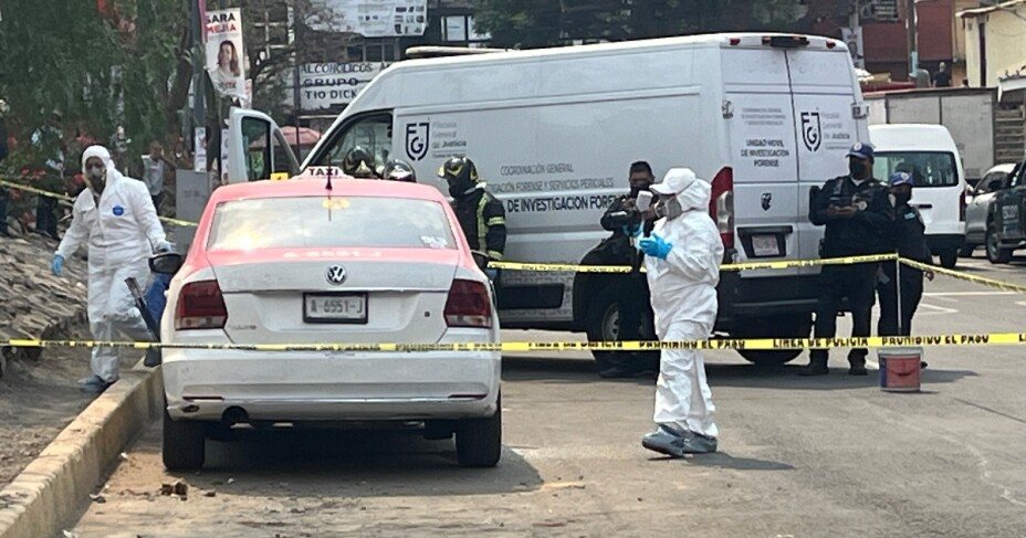 Localizan cadáver en descomposición en un taxi abandonado en Coyoacán
