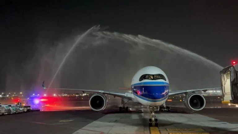 Llega el primer vuelo directo de China a México, tras la pandemia de Covid-19