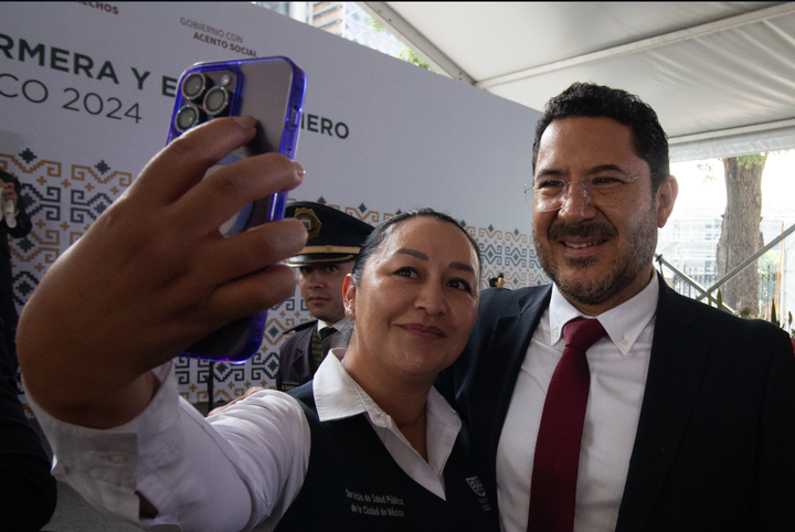 Batres celebra a las enfermeras en su día