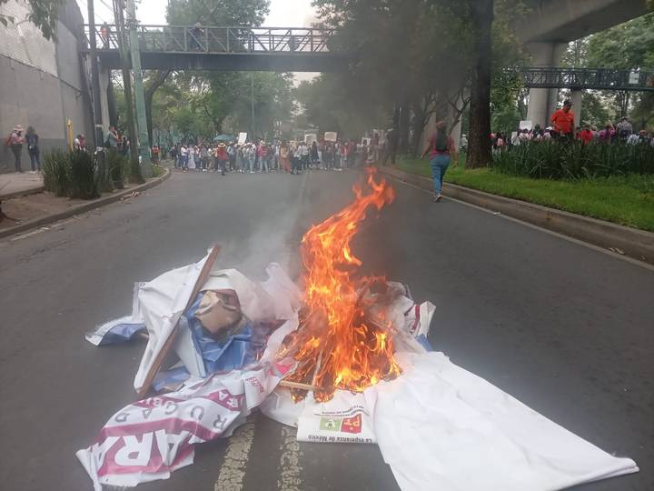 CNTE protesta en varias sedes de los partidos políticos en la CDMX