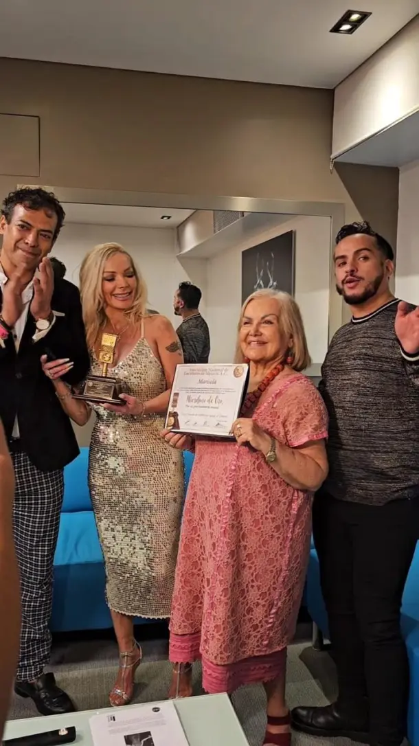 Galardona la ANLM a Marisela con el Micrófono de oro a la cantante Maricela