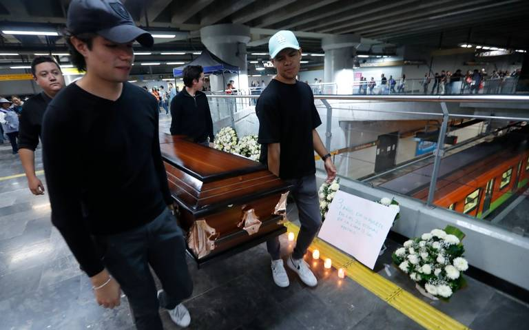 Con un ataúd, protestan en el Mero Mixcoac a tres años de la tragedia del colapso de la línea 12