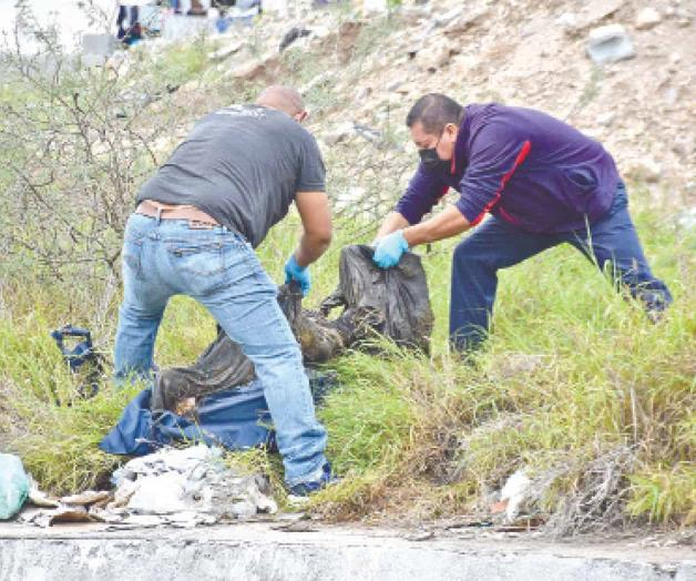 Localizan el cadáver de un sujeto en un terreno baldío de Naucalpan