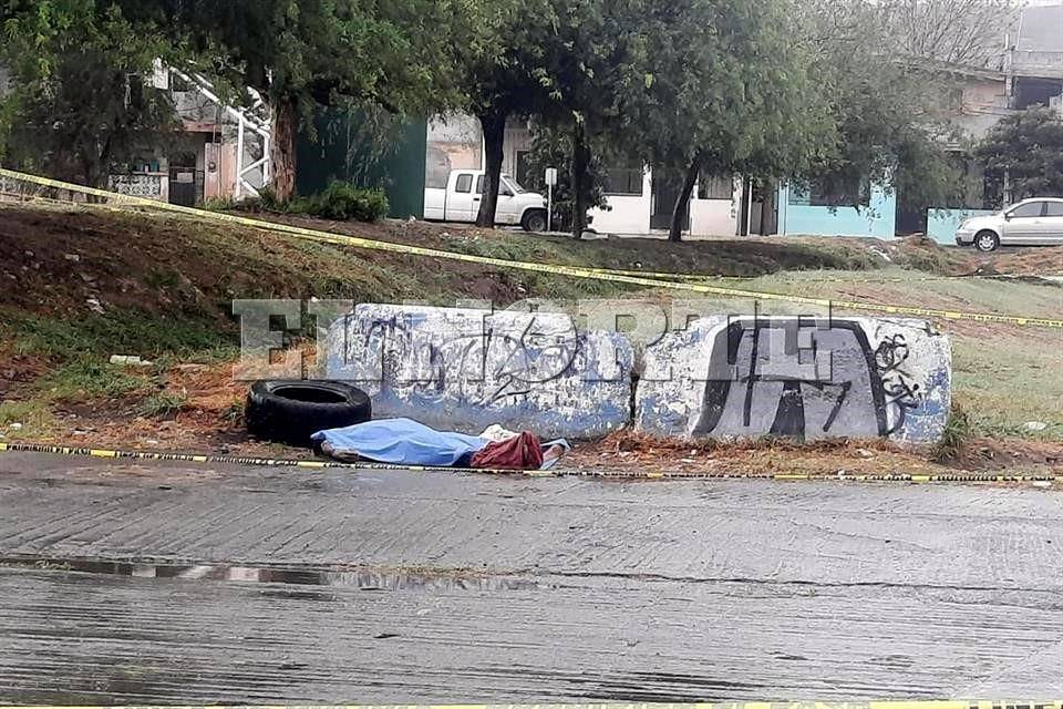 Localizan el cadáver de un sujeto con el tiro de gracia en un campo de futbol de Tultitlán