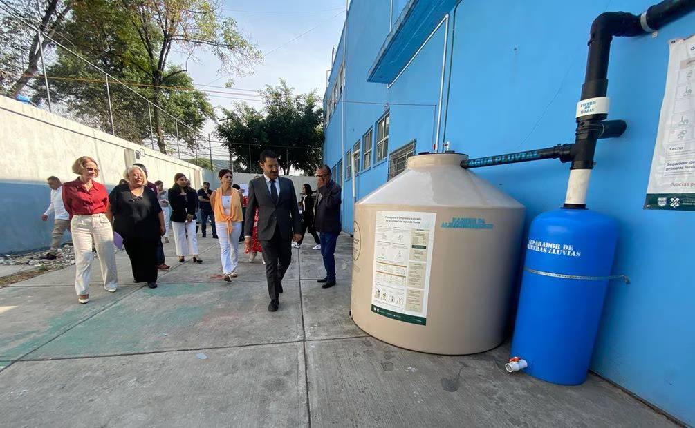Hay un avance del 99.99% en la instalación de sistemas de captación de lluvias en las escuelas de la CDMX: Bat res