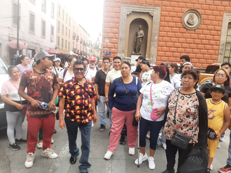 Comerciantes muestran su apoyo a Claudia Sheinbaum en su último cierre de campaña en el Zócalo capitalino.