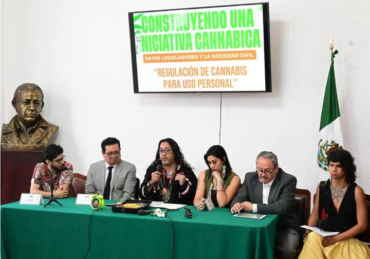 Consumidores de marihuana tienen una reunión con diputado locales