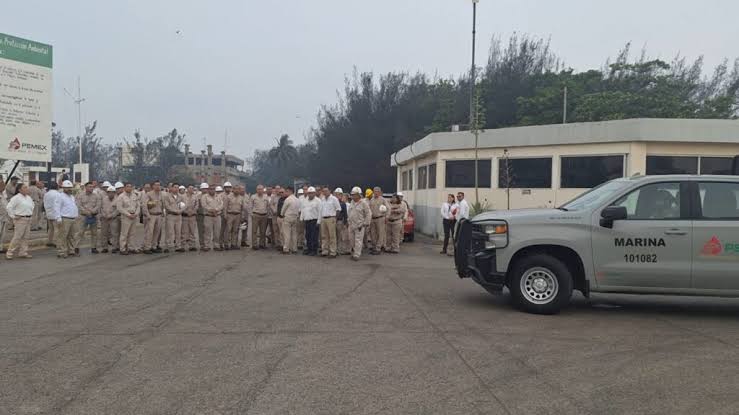 Trabajadores evitan ingreso de la Marina a instalaciones de Pemex en Ciudad Madero, Tamaulipas