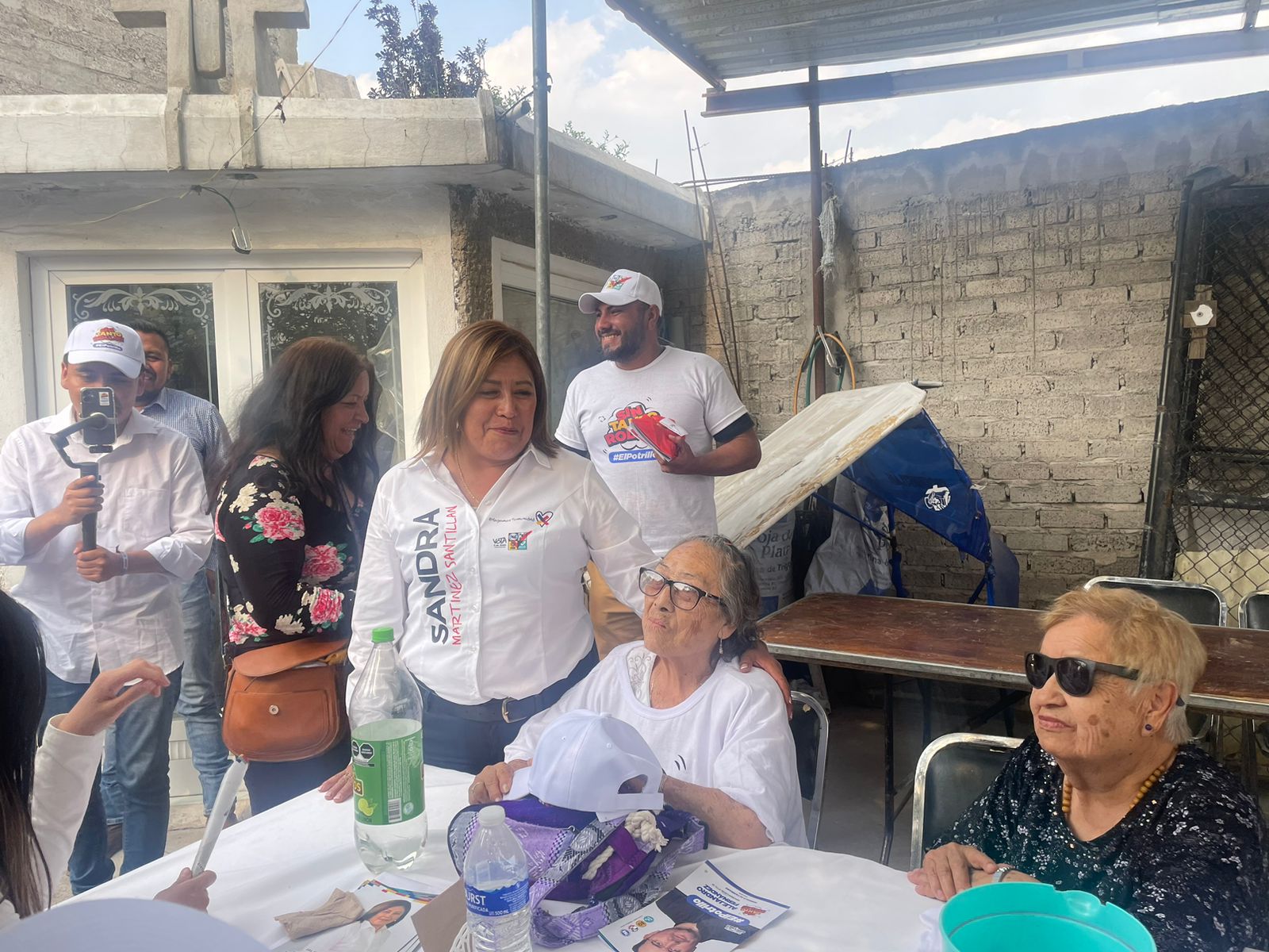 La candidata Sandra Martínez de la coalición PRI, PAN, PRD y NA, ofrece una política cercana a los habitantes  Atenquenses en Edoméx