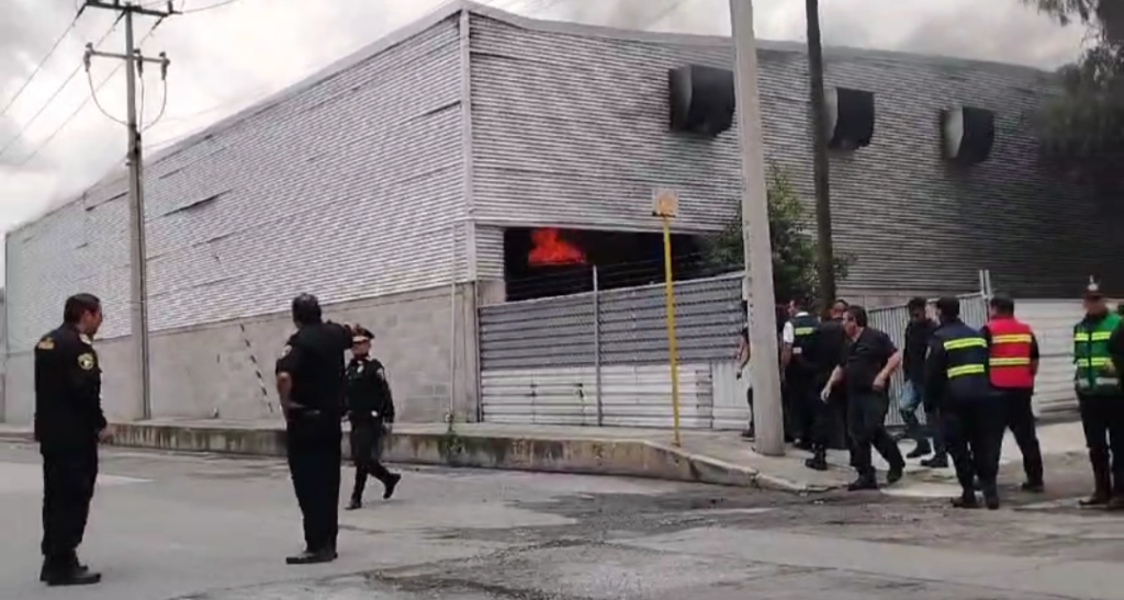 Incendio complicado ocurrió esta tarde en Lerma Edoméx, dentro de fábrica de lubricantes
