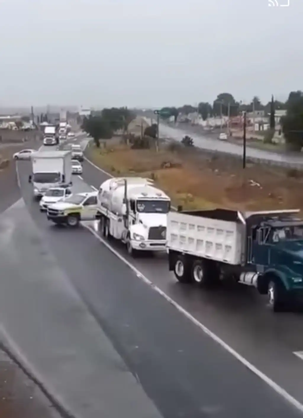 El Bloqueo continúa en la México- Pachuca por pobladores de Zapotlán Hidalgo, exigen al gobierno federal, obr as y detención de invasión de viviendas