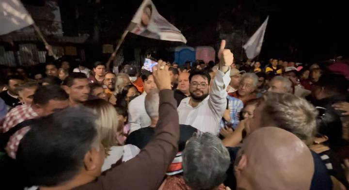 IEEM le entrega su constancia de mayoría a Isaac Montoya