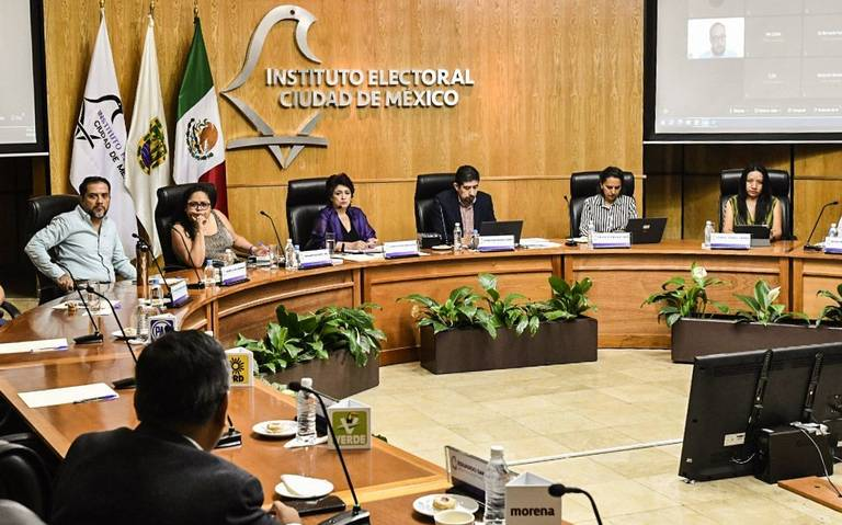 IECM entrega constancias de mayoría a diputados electos