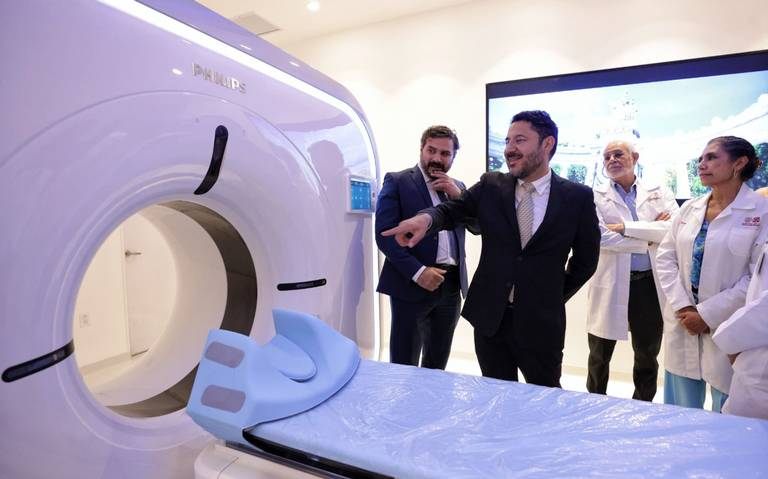 Batres entrega 12 tomógrafos nuevos a Centros de Salud de la CDMX
