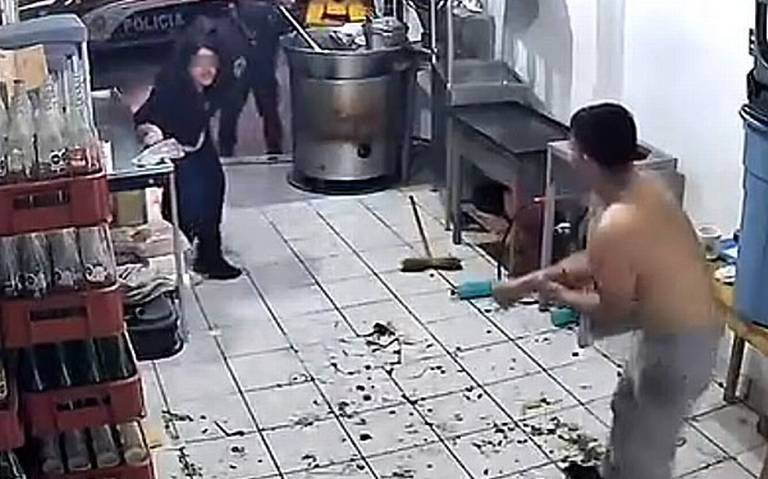 Mujer intenta acuchillar a su esposo frente a policías y solo lo lesiona