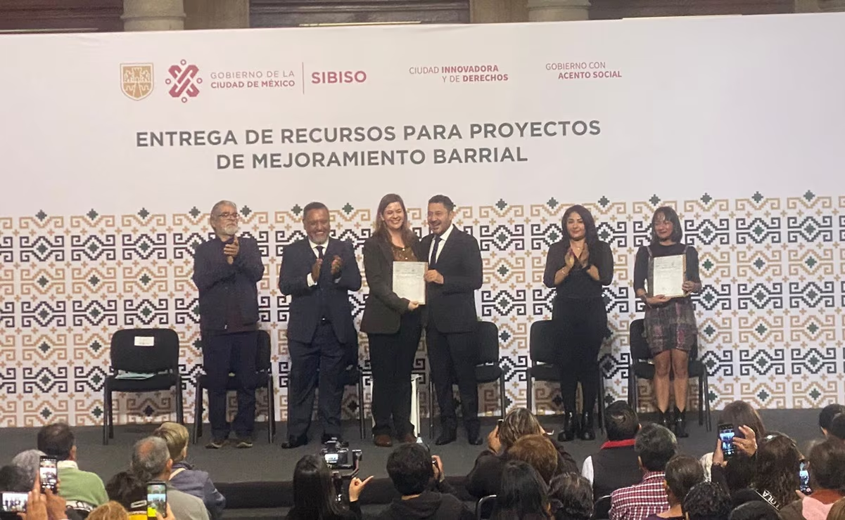 Batres entrega cheques por 450 mil pesos para proyectos barriales