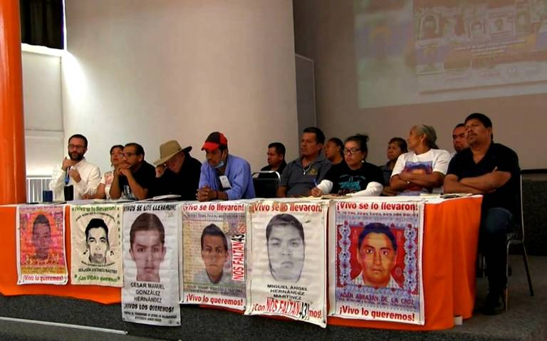 Padres de Ayotzinapa acusan a la FGR de no analizar bien los restos óseos por no contar con peritos