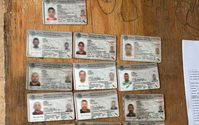 Tras cateo en casa en Chihuahua hayan 22 credenciales de elector y propaganda de Morena así como cuatro hojas d e papel con diversos nombres de personas