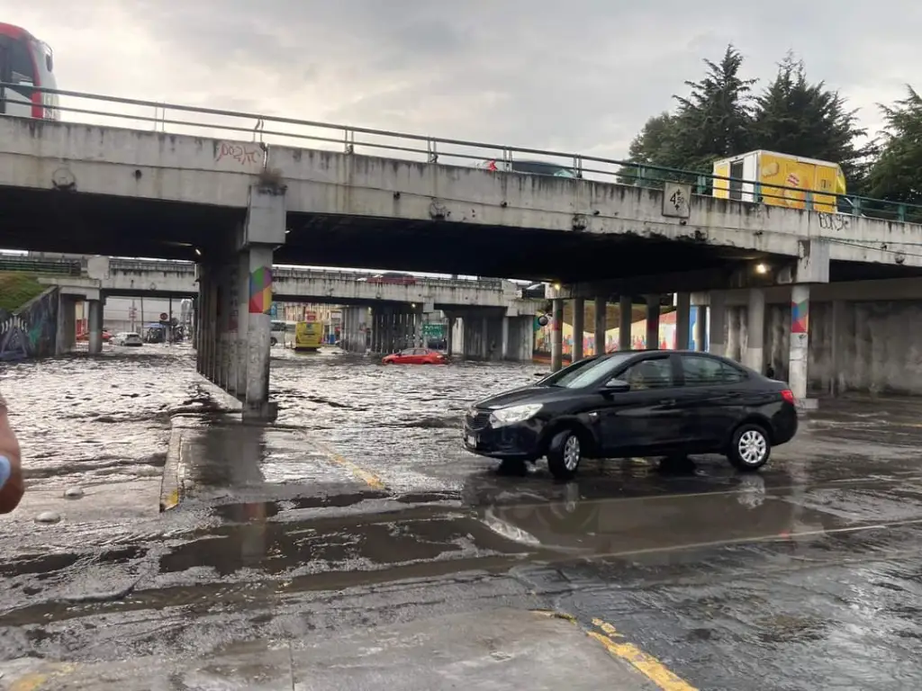 Ha dejado grandes Encharcamientos la lluvia de esta tarde e incidentes viales y Tráfico en la Capital Mexiquens es