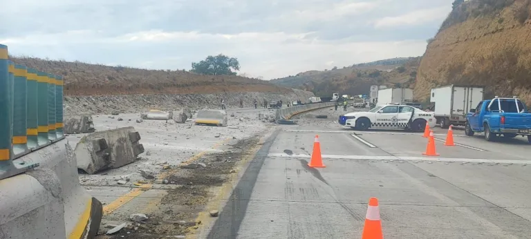 Estar tarde Volcadura de Tráiler en la Autopista México-Puebla provoca tráfico en dirección a San Martín T exmelucan Puebla México