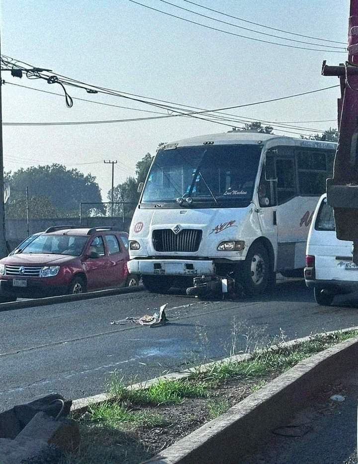 Motociclista muere en Ecatepec Edoméx, luego de impactarsecontra una unidad del trasporte público.
