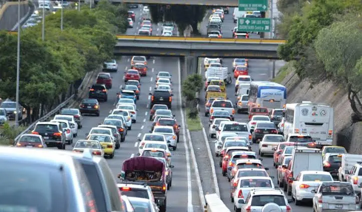 Kilómetros de Tráfico en la México- Querétaro esta tarde provocado por la falta de mecánica de un Tráiler