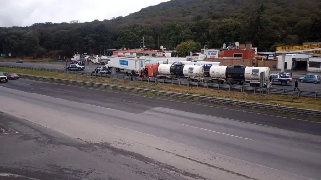 En JilotepecEdoméx Reabren Carretera en la México-Querétaro tras detención de conductor de Tráiler-Pipa que  se negó a pagar peaje en caseta de cobro