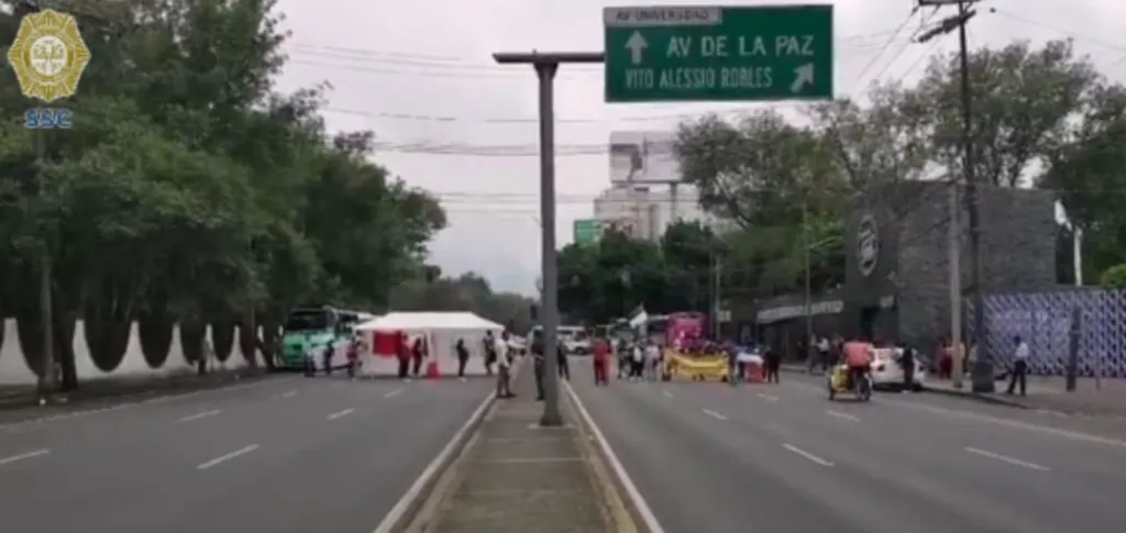 Continúa bloqueada la Avenida Universidad en la Álvaro Obregón por Manifestantes en la CDMX