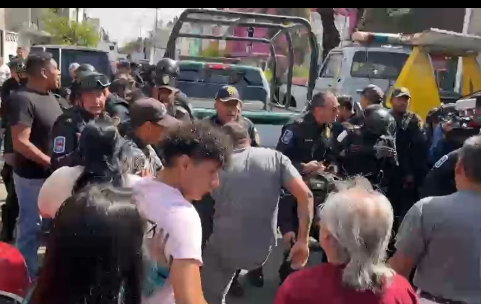 Zafarrancho policías vs , vecinos en Leyes de Reforma; muere vendedor de jugos