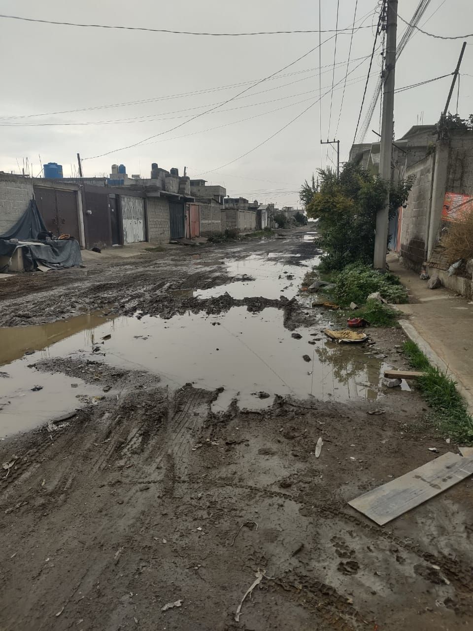 Sufren inundaciones, Vecinos de la Colonia Granjas Arenal en Atenco Edoméx