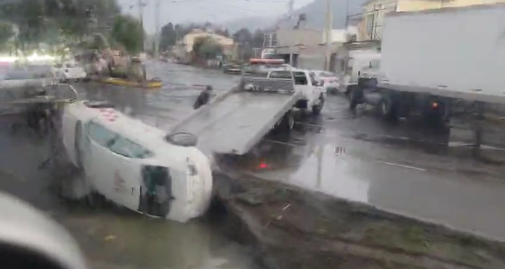 Taxi Vuelca luego de Perder una Llanta el Circular por la Toluca- Ixtlahuaca Edoméx