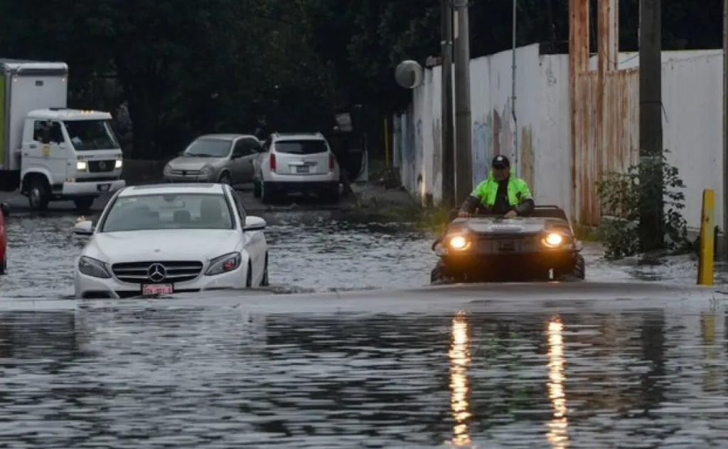 El Circuito Exterior abierto Mexiquenses tras inundaciones en Kilometro 2