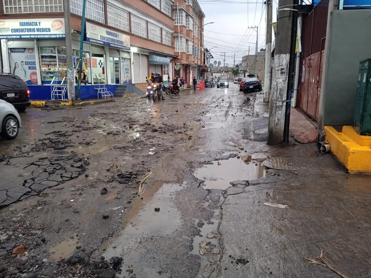 En Chimalhuacán Edoméx. Baches, lodo y aguas negras