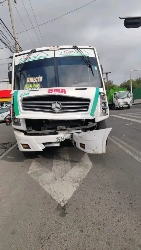 Acuden Bomberos a reporte de volcadura de Urvan de Transporte Público que dejó Caos en Chalco Edoméx