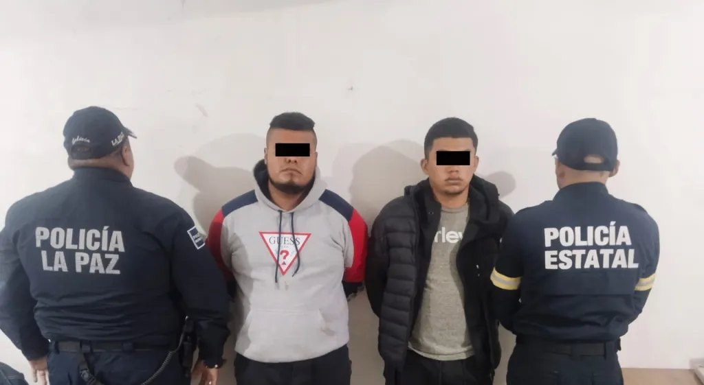A dos presuntos ladrones capturan con violencia en la Paz Edoméx;, motocicleta robada fue recuperada