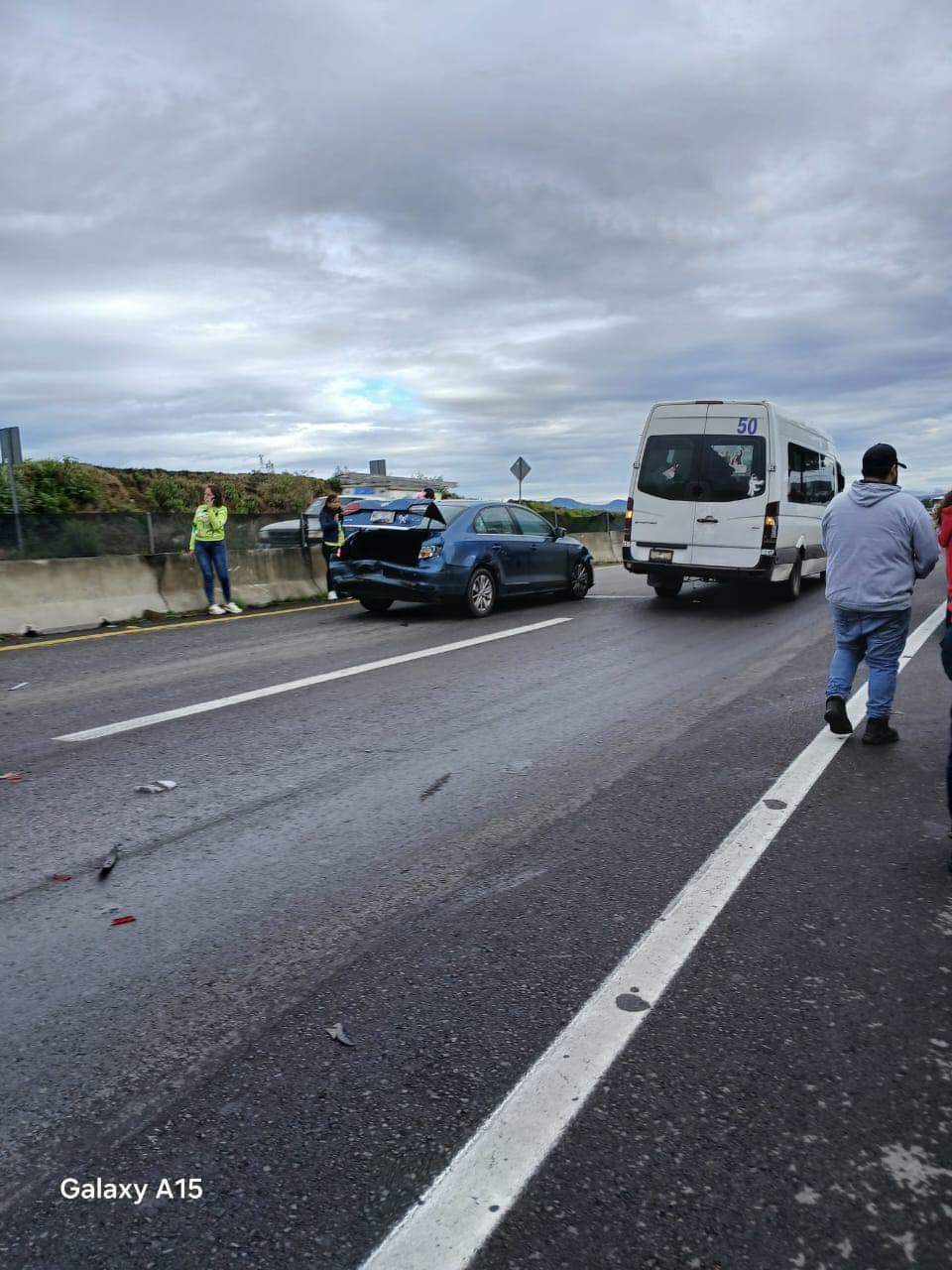 Maneja a Exceso de Velocidad Chofer de la ruta 85 y se Impacta contra tres vehículos en Tlalmanalco Edoméx