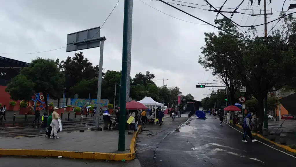 Exigen Comerciantes de la Basílica de Guadalupe, se les deje seguir Vendiendo de lo contrario Seguirán Bloqueo  Vial
