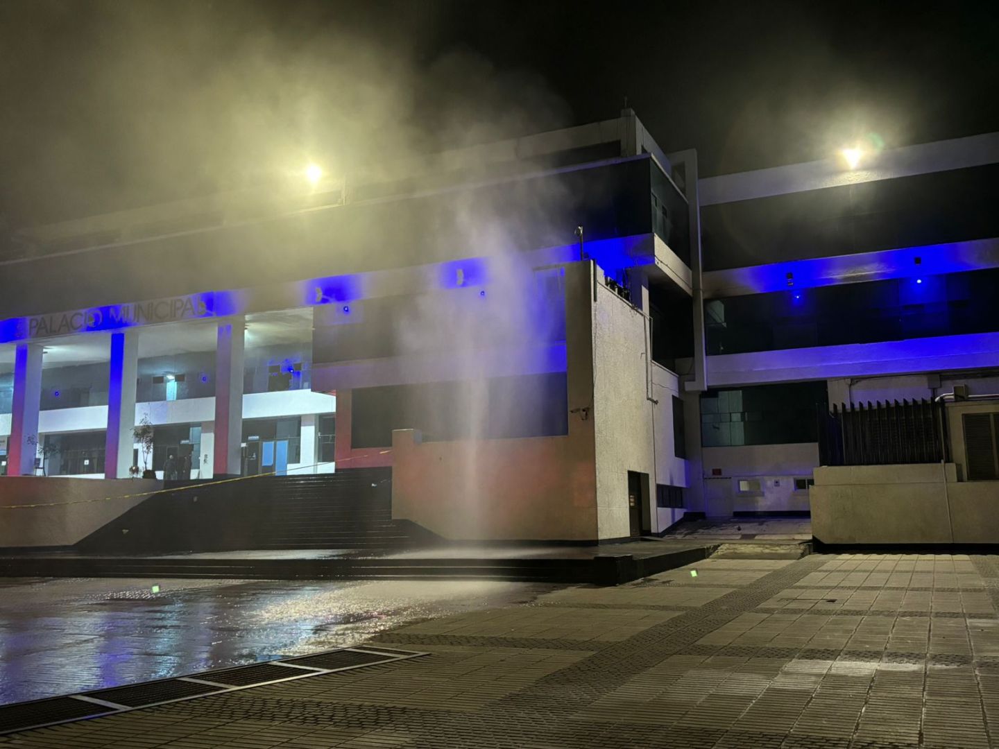Incendio controlan en Palacio municipal de Naucalpan en el Edoméx