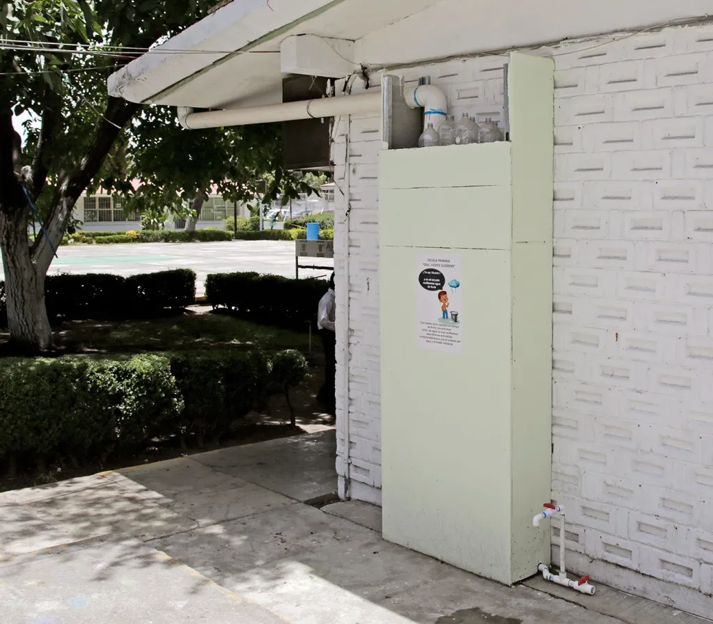 Crean Estudiantes Mexiquenses un innovador ‘ECO-Muro’ para captar agua pluvial en escuela del Edoméx
