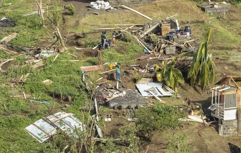El Huracán Beryl se Dirige a Jamaica Tras Devastar el Sureste del Caribe